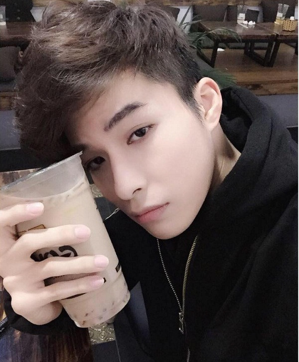 Theo nickname Ngân Hoàng chia sẻ: "Gặp anh này ngoài đời rồi nhưng lên hình đã bớt đẹp trai hơn ở ngoài đấy, ở ngoài trắng lắm, trắng đến nỗi con gái như mình còn phải phát hờn".