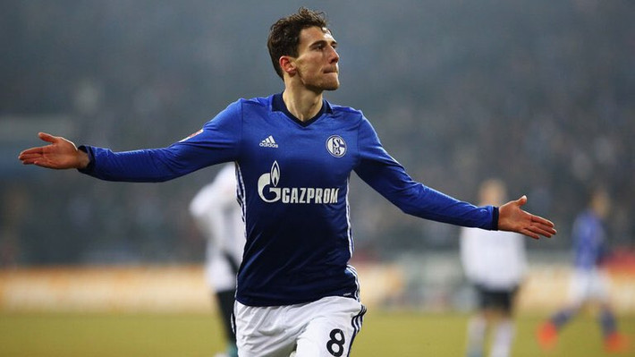 Schalke lấp lửng, Barca nhập cuộc: Trong bài phỏng vấn mới nhất với báo chí, lãnh đạo của CLB nước Đức Schalke 04 đã khá lấp lửng về tương lai của tiền vệ tài năng số 1 CLB, Leon Goretzka. Nghe ngóng được thông tin này, CLB Barca đã nhảy vào cuộc để có cầu thủ người Đức cùng với các CLB lớn Man City, Liverpool, Arsenal và Bayern Munich. Ảnh: Goal