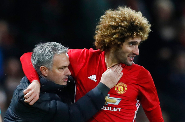 Mourinho bất lực nhìn Fellaini rời M.U: Hợp đồng của Fellaini sẽ hết hạn vào cuối mùa và anh cũng đã từ chối đề nghị gia hạn của MU. Lý do được cho, chàng "tóc xù" thấy anh xứng đáng nhận lương cao hơn so với con số 100.000 bảng/tuần hiên nay, nên đã ra thông điệp rõ ràng: hoặc trả tôi thêm tiền, hoặc "mất trắng" tôi.