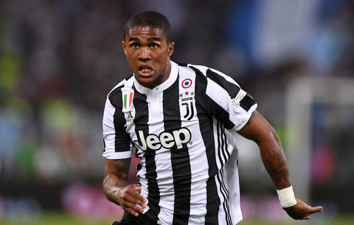 Bayern bán sao cho Juve: Theo tin chuyển nhượng bóng đá mới nhất từ chính CEO của Bayern Munich, Karl-Heinz Rummenigge xác nhận sẽ bán tiền vệ Douglas Costa cho Juventus với mức giá 46 triệu euro vào mùa Hè năm sau.