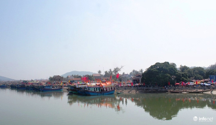 Đền Cờn nằm bên dòng sông Hoàng Mai, gần cửa Cờn (còn gọi là Cửa Cần) thuộc phường Quỳnh Phương, TX Hoàng Mai (Nghệ An). Theo nhiều người chia sẻ, đây là ngôi đền thiêng nhất xứ Nghệ