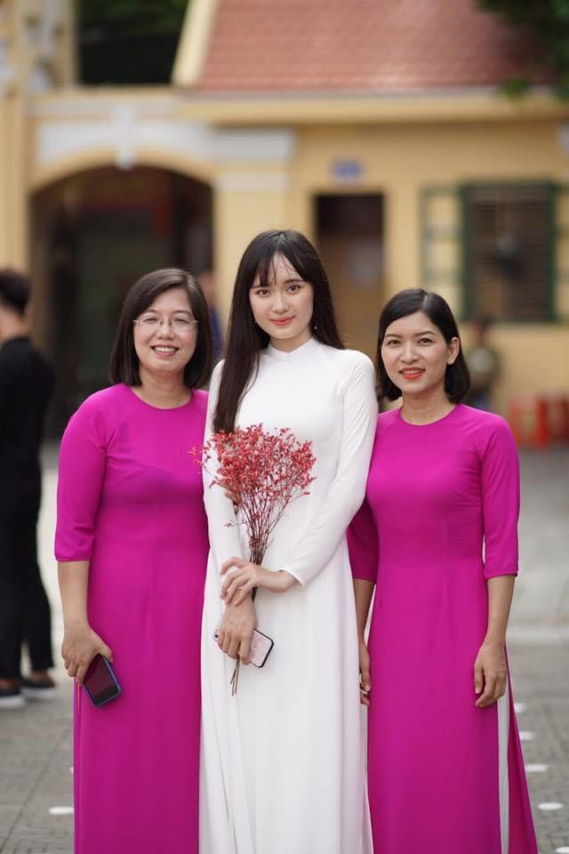 Trên fanpage của trường THPT Ngô Quyền - Hải Phòng đã đăng tải những bức ảnh của một nữ sinh cực xinh đẹp, dịu dàng trong trang phục áo dài trắng tinh khôi, xuất hiện trong lễ chào tại chính ngôi trường cấp ba nổi tiếng bậc nhất thành phố Cảng.
