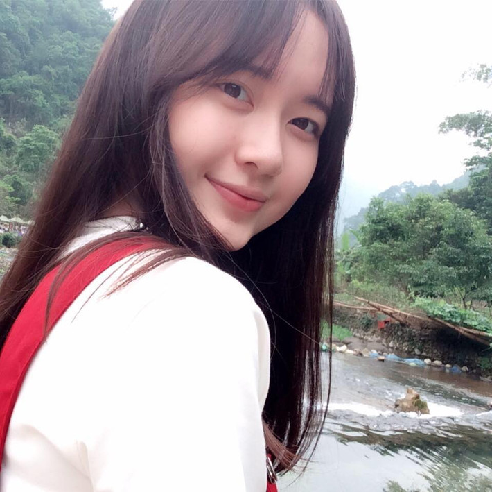 Ngoại hình "đẹp miễn chê" của hot girl chào cờ Hải Phòng.