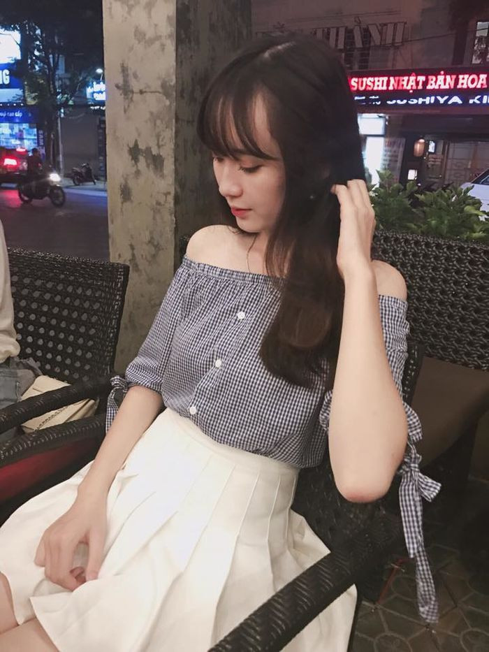 Gương mặt xinh xắn, làn da trắng hồng, đôi mắt to tròn, sống mũi cao đã tạo nên một tổng thể trong sáng, dịu dàng cho cô nàng nữ sinh tên Hải Minh.