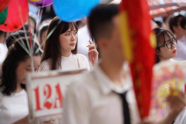 Tìm đến trang cá nhân của "hot girl chào cờ" người Hải Phòng, dân mạng có thể thấy cô nàng không chỉ xinh đẹp khi mặc áo dài trắng, mà những hình ảnh đời thường của cô cũng rất ưa nhìn.