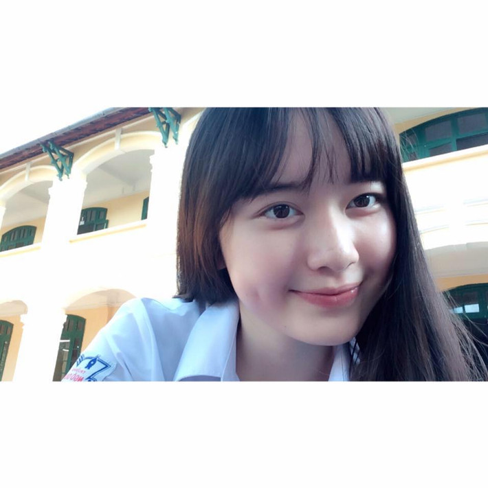 Khuôn mặt ưa nhìn với sống mũi cao, má lúm đồng tiền và đặc biệt là đôi mắt to dễ thương khiến nữ sinh Ngô Quyền này trở nên cuốn hút hơn.