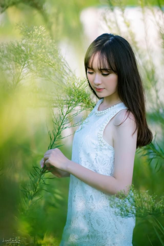 Sau một thời gian cất công tìm kiếm, những thông tin về trang cá nhân của cô bạn này đã được dân mạng phát hiện, theo đó "hot girl chào cờ" là Vũ Minh Hải đến từ Hải Phòng hiện đang học tại trường THPT Ngô Quyền.