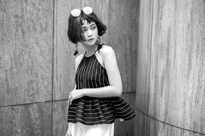 Người mẫu ảnh lookbook được cộng đồng mạng nhắc tới với gương mặt búp bê đó là Mai Kỳ Hân (nickname Ti), cô nàng sinh năm 1995 này hiện là sinh viên trường Đại học Quốc tế - Đại học Quốc gia TP.HCM.