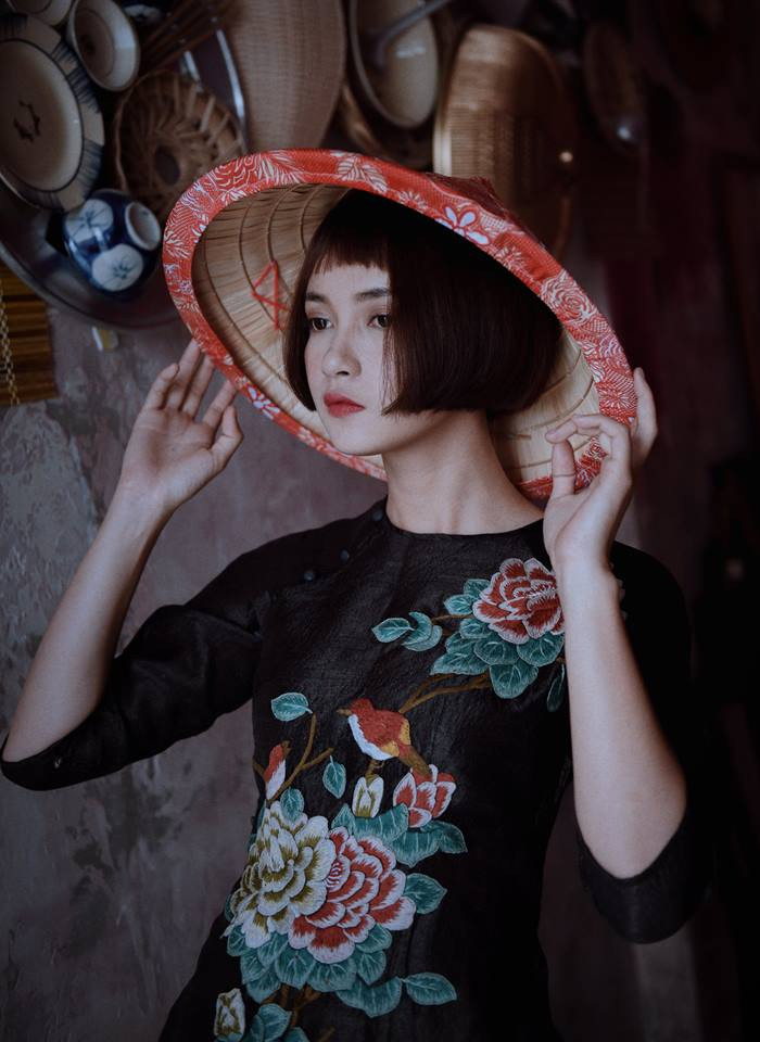 Không phải vì với lợi thế là khuôn mặt búp bê mà Kỳ Hân luôn gắn liền với style thời trang cố định mà cô người mẫu 9X Sài thành này đã từng thử sức với các phong cách thời trang khác nhau từ sporty chic, nữ tính, sang trọng hay cá tính phá cách.