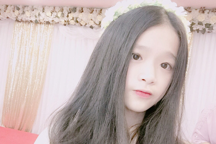 Sở hữu khuôn mặt trái xoan ưa nhìn, làn da trắng sáng tự nhiên, đôi mắt tròn to dễ thương cùng đôi môi hồng chúm chím, Linh Ka gây ấn tượng với nhiều người ngay lần gặp đầu tiên.