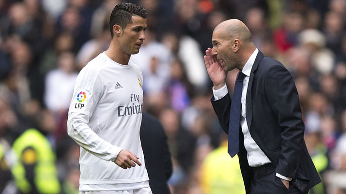 Zidane khẳng định Ronaldo ở lại Real: Trả lời phỏng vấn khi cùng Real tham dự chuyến du đấu tại Mỹ, HLV Zinedine Zidane khẳng định cậu học trò cưng Cristiano Ronaldo chắc chắn gắn bó với sân Bernabeu ở mùa giải tới. "Cristiano đang đi nghỉ và sẽ sớm trở lại hội quân. Những tin đồn về việc cậu ấy sẽ ra đi đã trở thành quá khứ. Cậu ấy sẽ khoác áo Real mùa tới". Ảnh: Daily Mail