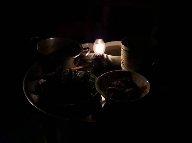 "Hình đèn dầu mới ít ngày thôi đó, chắc mọi người tưởng chụp cả thế kỷ rồi đúng không. Bão số 12 chị mình mới chụp ảnh này" nickname ZoZo Hoàng chia sẻ. Ảnh sử dụng trong bài: Sưu tầm Facebook.