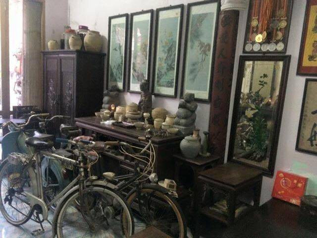 Nhiều bạn trẻ không chỉ khoe món đồ cổ mà còn khoe luôn nhà với vô số món đồ có tuổi đời lên vài chục năm.