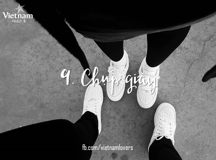 Để khoe có người yêu nhiều bạn trẻ đã chụp ảnh giầy đôi.