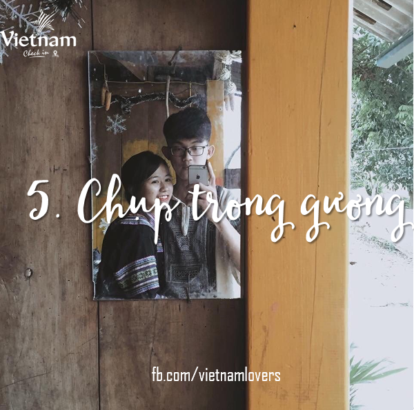 Với nhiều người, chụp ảnh qua gương chỉ có dành cho các bạn chụp đơn. Nhưng hãy một lần thử chụp đôi, bạn sẽ không phải hối tiếc. Lưu ý nho nhỏ, hãy làm sạch chiếc gương mình định chụp để có chất lượng ảnh tốt nhất.