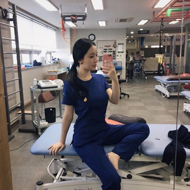 Nữ bác sĩ được nhắc tới đó là Jung A Yoon, năm nay 24 tuổi, tốt nghiệp Khoa Vật lý trị liệu trường Cao đẳng Y tế Daegu (Daegu Health College, DHC), Hàn Quốc.