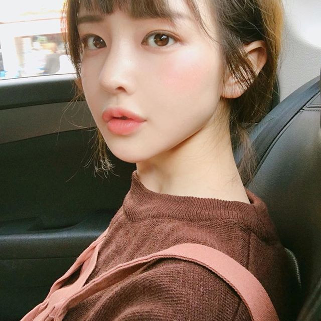 Tuy nhiên, các thành viên mạng chẳng cần phải bận tâm nhiều về vấn đề thông tin của Hwa Min bởi những hình ảnh mà cô nàng này chia sẻ trên trang cá nhân đã quá thuyết phục mọi người.