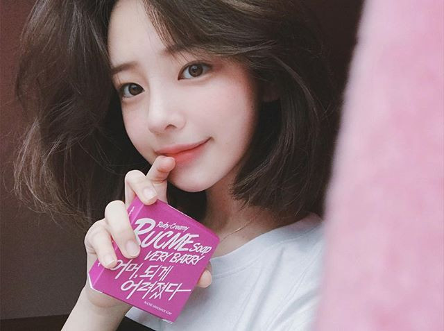 Mỗi hình ảnh của cô nàng này luôn nhận được rất nhiều lượt like cũng như bình luận từ cư dân mạng và họ cũng để lại không ít lời khen trong những hình ảnh của cô nàng hot girl xứ Kim Chi.