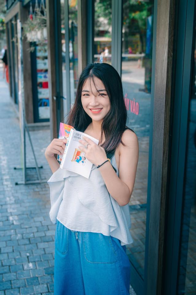 Với gương mặt ưa nhìn, làn da trắng hồng rạng rỡ cùng nụ cười tươi tắn luôn nở trên môi, cô giáo Tiêu Ngọc ngay lập tức khiến người đối diện chỉ muốn ngắm nhìn mãi, không thể rời mắt.