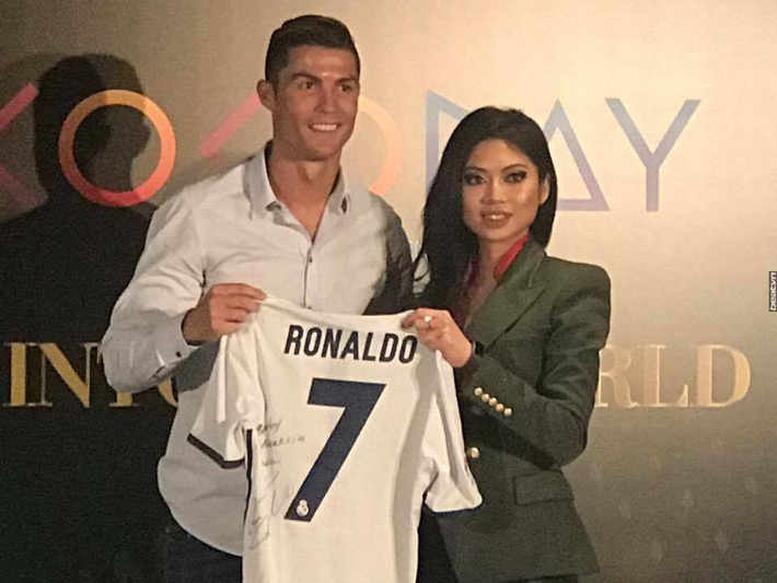 Ở sự kiện The Global Gift Gala lần thứ 25 được tổ chức, Cristiano Ronaldo đã được trao giải thưởng “Bác ái” bởi những đóng góp to lớn trong công tác từ thiện. Tham gia sự kiện này còn có nữ doanh nhân Việt kiều Coco Trần - Phó tổng giám đốc Empire Group, đơn vị sẽ tổ chức The Global Gift Gala trong năm tới tại Đà Nẵng năm tới. Bên cạnh đó theo tìm hiểu thì tập đoàn Empire cũng chính là chủ đầu tư của dự án Cocobay tại Đà Nẵng.