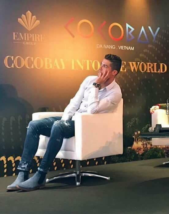 Như đã biết, trong nhiều năm qua, Ronaldo vẫn đều đặn tham dự các hoạt động thiện nguyện lớn nhỏ trên khắp thế giới, đặc biệt là tại Bồ Đào Nha, quê hương anh, nhằm chia sẻ với những mảnh đời bất hạnh. Vì thế, CR7 luôn được vinh danh tại các tổ chức thiện nguyện.