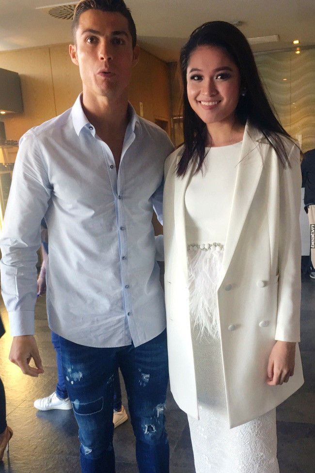 Nhưng trước đó, nhiều dân mạng còn hoang mang trước thông tin Cris Ronaldo sẽ sở hữu một ngôi nhà tại Đà Nẵng nhưng theo đại diện của Cocobay thì đây là một thông tin không đúng. Bởi trong đêm hội vinh danh "tấm lòng vàng" của CR7, tập đoàn này mở bán đấu giá một căn hộ tại Đà Nẵng để gây quỹ chứ không phải như tin đồn phía trên do nhiều người đưa ra. Ảnh sử dụng trong bài: Beatvn