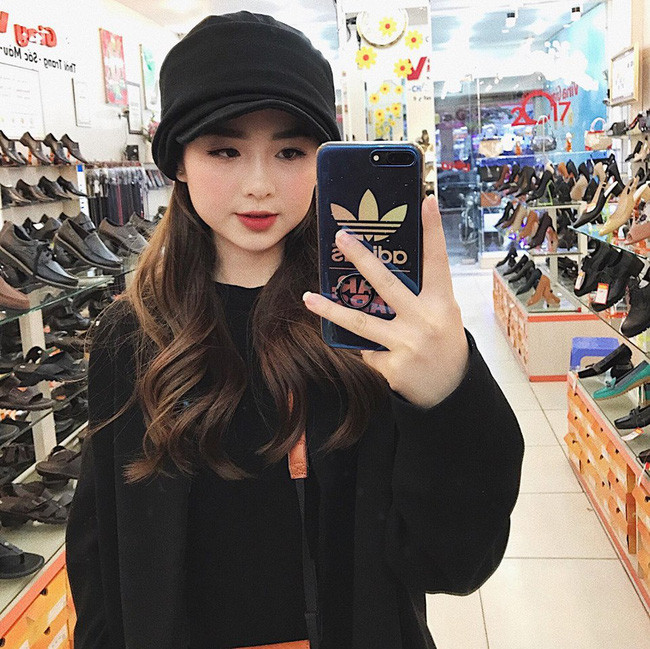 Theo nhiều thành viên trong fanpage Nam Thương FC chia sẻ, từng đường nét hài hoà kết hợp cùng khuôn mặt tròn khiến cô nàng dù đã 22 tuổi nhưng nhìn vẫn rất trẻ trung không thua kém gì những bạn học sinh cấp 2, cấp 3.