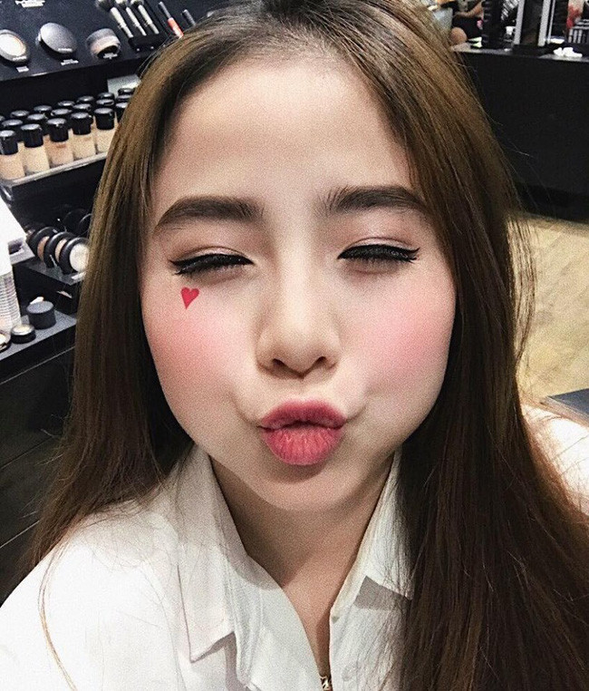 Hot girl Nam Thương sinh năm 1995, năm nay vừa tròn 22 tuổi, là sinh viên trường Đại học Sân khấu - Điện ảnh và từng được rất nhiều người biết đến khi tham gia cuộc thi Miss Teen 2011. Bên cạnh đó, cô nàng người Thanh Hóa này cũng được biết đến nhiều hơn khi "se duyên" với Ba Duy - một trong những hotboy đình đám nhất Hà Nội cũng từng một thời được khá nhiều người quan tâm.