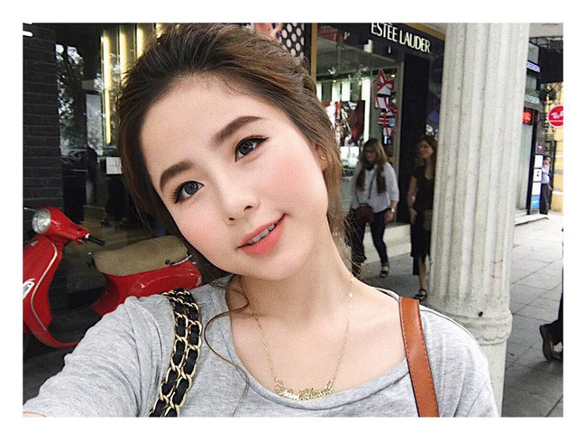Vẫn gương mặt tròn trịa đang là mốt của giới trẻ, phần má bầu bĩnh, đôi mắt to đen láy, chiếc mũi cao cùng đôi môi hồng nhỏ xinh, Nam Thương chứng tỏ dù có "bầu bì" nhưng nhan sắc của cô vẫn không suy giảm.
