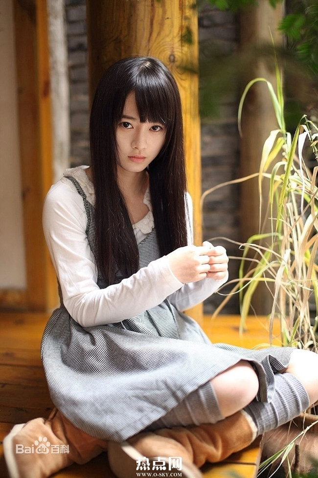 Cúc Tịnh Y xinh đẹp như một đóa hoa và đang thời kỳ nở rộ và là một trong những cái tên được săn đón tại làng giải trí Hoa ngữ.