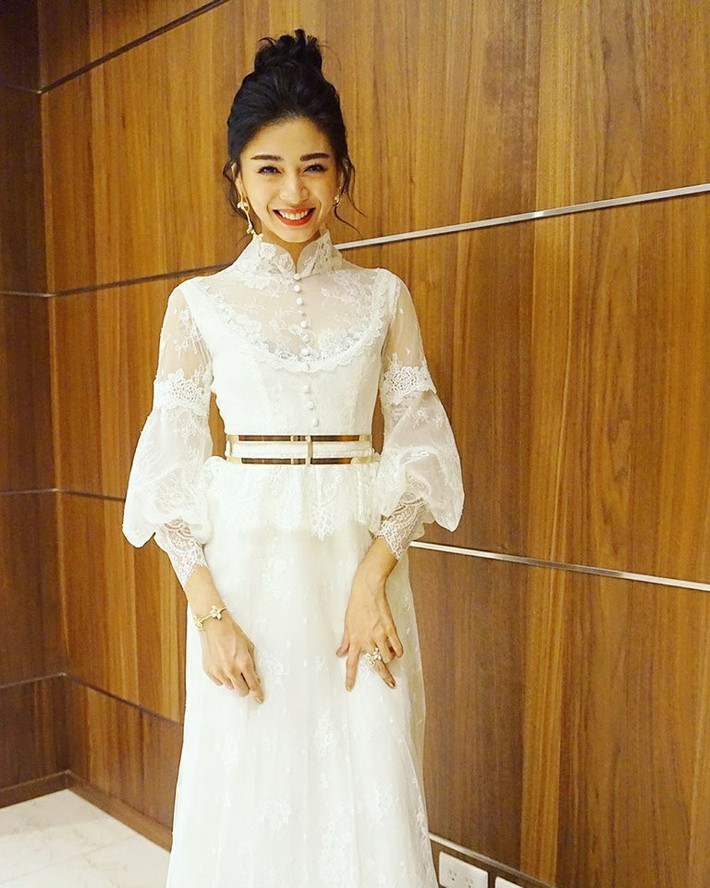 Có thể nói phong cách thời trang của YuanYuan Kuo cực biến hóa, khi thì cô hóa thân thành những nàng công chúa với bộ đầm cực lộng lẫy, khi thi cô lại hóa bụi bặm, khỏe khoắn qua các thời trang jeans và áo bomber.