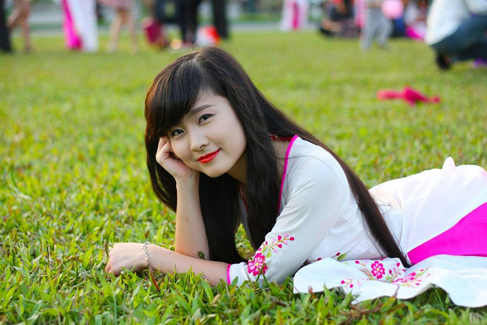 Ba năm qua, Nhật Lệ cũng chứng kiến không ít người "nổi tiếng bất thình lình" như mình và cô rút ra kết luận, mạng xã hội muôn đời vẫn vậy, buổi sáng còn ồ ạt "truy lùng" một người trên Facebook, bình luận khen ngợi, "ném đá" đủ kiểu.