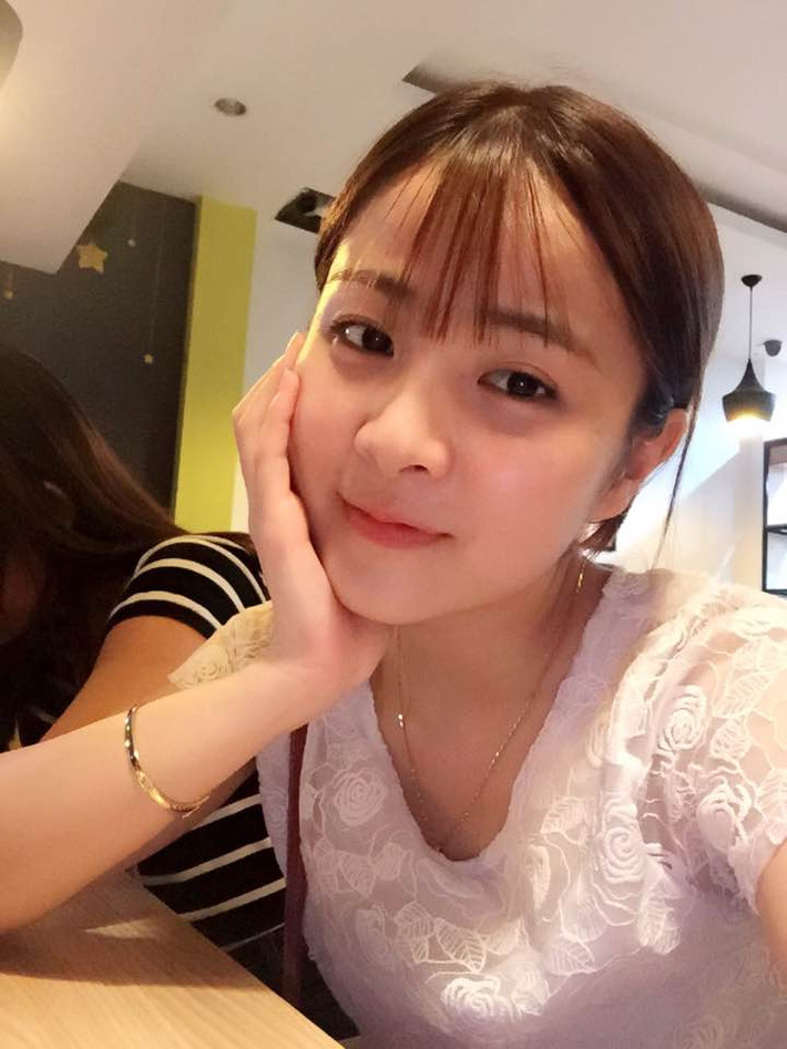 Không chỉ yêu, mà Nhật Lệ sẵn sàng hành động vì tình yêu bóng đá của mình, cô bạn 9X này tham gia fanclub của câu lạc bộ Arsenal lại Việt Nam, từng là Á khôi 1 cuộc thi Miss do nhóm cổ động viên này tổ chức.