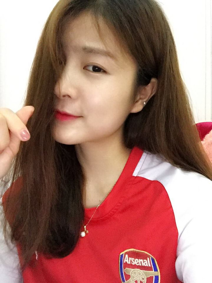 Dương Thị Nhật Lệ (SN1993) đến từ Thanh Hóa, cô nàng này là cựu sinh viên trường Học viện Tài chính, Hà Nội). Ngay sau hình ảnh xúc động của mình được ghi lại, fan nữ của ĐT Việt Nam này được gọi bằng biệt danh "Crying girl".
