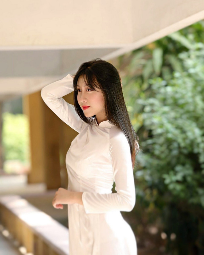 Hồng Mai từng chia sẻ rằng, cô rất tâm đắc câu nói "Nếu bạn thực sự muốn theo đuổi đam mê, muốn làm điều mình thích và có năng khiếu, bạn phải dám đương đầu và vượt qua thử thách, bạn phải dám dấn thân, chấp nhập đánh đổi".