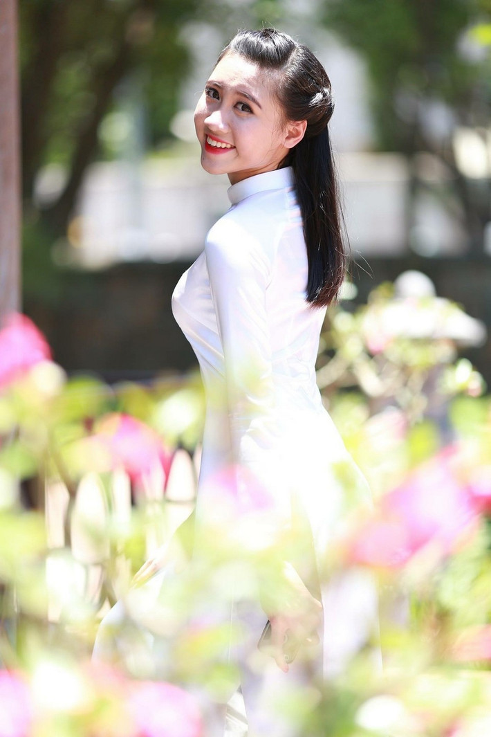 Hồng Mai cũng cho rằng, vẻ bề ngoài rất quan trọng vì nó quyết định cho sự ấn tượng đầu tiên khi bạn gặp ai đó, nhưng với cô điều quan trong nhất là đẹp về trí tuệ và đạo đức.