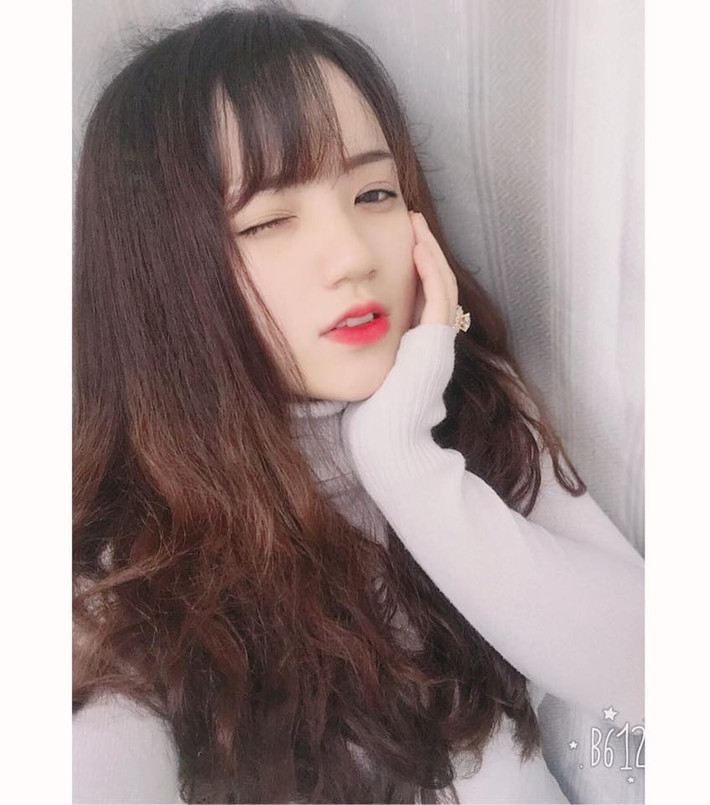 Cùng ngắm nhìn một số bức hình đẹp "chói chang" của Ngọc Khánh, nữ sinh Đắk Lắk rạng rỡ trong tà áo dài dưới sân trường. Ảnh sử dụng trong bài: FBNV.