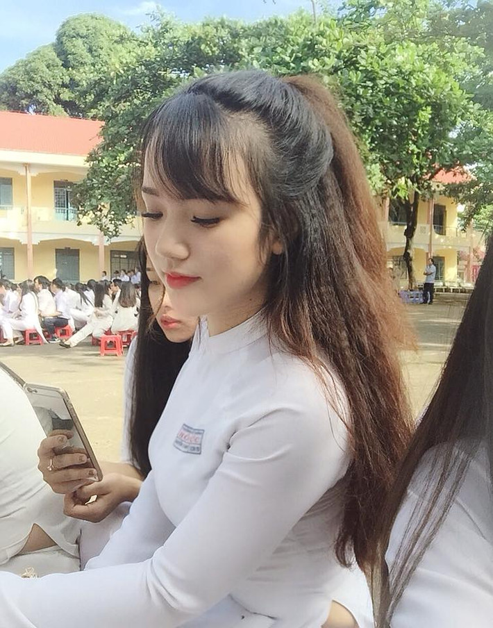 Ngay sau khi những bức ảnh của nữ sinh Đắk Lắk trên được đăng tải công khai trên mạng xã hội, dân tình cũng chẳng mất quá nhiều thời gian để có được thông tin cá nhân của nhân vật. Đó là nữ sinh Nguyễn Thị Ngọc Khánh hiện đang học lớp 12A10 trường THPT Hồng Đức, TP Buôn Ma Thuột, Đắk Lắk.