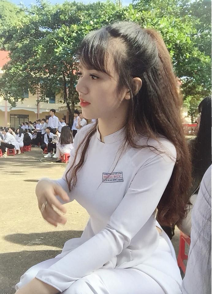 Ngọc Khánh sở hữu thân đẹp với vóc dáng khá chuẩn cùng gương mặt xinh xắn khiến bao chàng trai bị "hớp hồn" ngay từ cái nhìn đầu tiên.