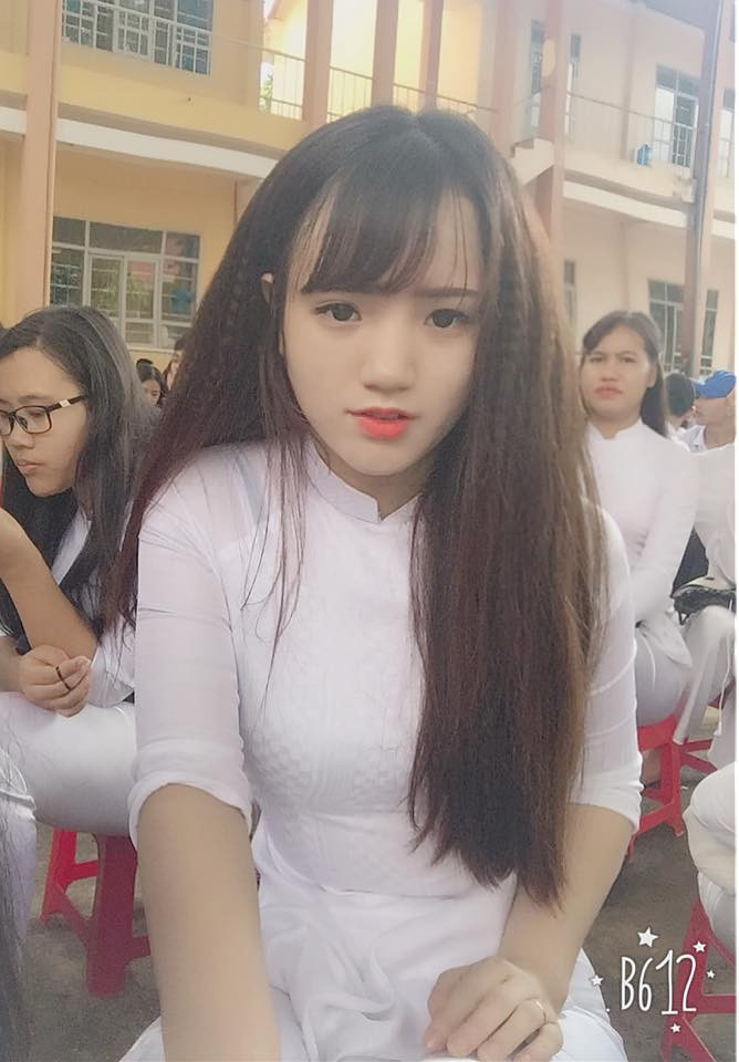 Trong áo dài Ngọc Khánh cực rạng rỡ dưới ánh nắng của phố Núi - Tây Nguyên.