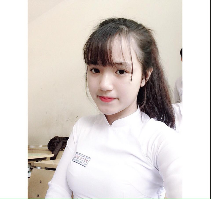 Từ khuôn mặt bầu bĩnh dễ thương, đôi mắt to tròn và đôi môi quyến rũ là điều mà Ngọc Khánh chinh phục trái tim của cộng đồng mạng, đặc biệt là cánh mày râu.