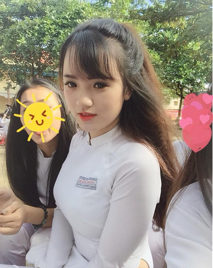 Những cô gái xinh đẹp mặc lên mình bộ áo dài trắng tinh khôi luôn là tâm điểm của mọi sự chú ý. Mới đây hình ảnh của một nữ sinh Đắk Lắk rạng rỡ trong tà áo dài dưới sân trường đã khiến biết bao chàng trai phải "chết đứng".