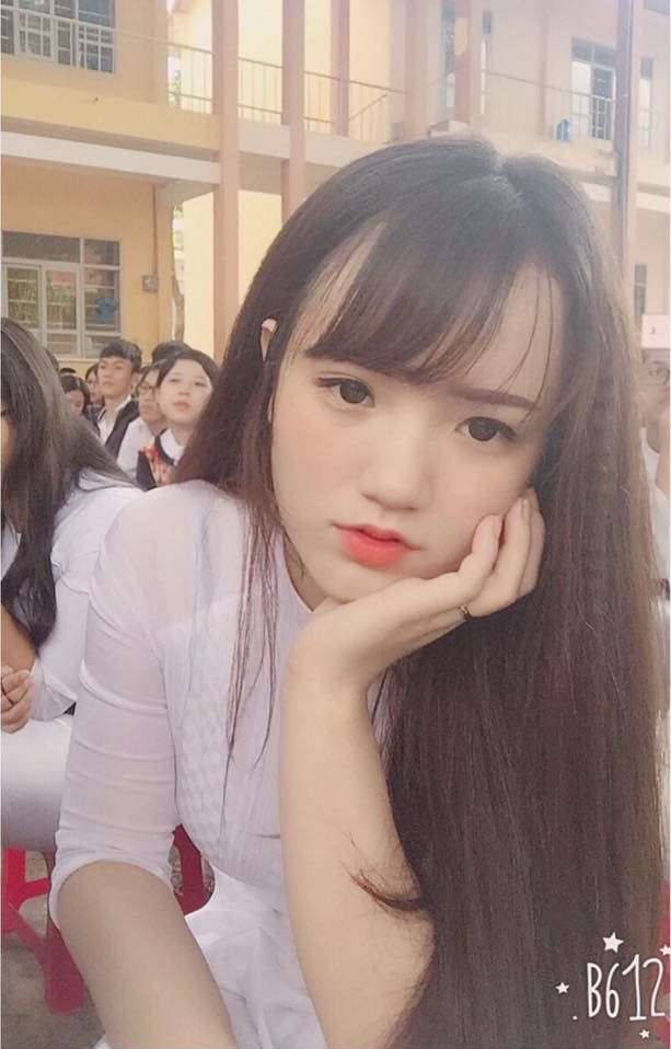 Theo nhiều dân mạng bình luận, vẻ đẹp của Ngọc Khánh được ca ngợi như "Xinh quá, như ánh nắng chói chang, thiên thần là có thật". Bên cạnh đó, nhiều người còn gọi nữ sinh 10X Đắk Lắk này là "nàng thơ của nắng".