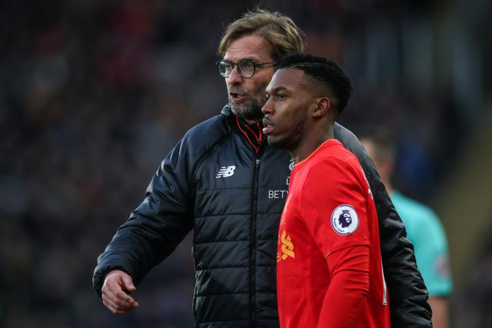 Daniel Sturridge chia tay Liverpool: Tiền đạo người Anh dường như đã quyết định sẽ chia tay Liverpool trong kỳ chuyển nhượng mùa Đông này để tìm kiếm cơ hội ra sân nhiều hơn qua đó nuôi hy vọng được dự World Cup năm sau với tuyển Anh. Mời quý độc giả xem clip Mesut Ozil khoe kĩ thuật cá nhân thiên bẩm/ Nguồn: Youtube.