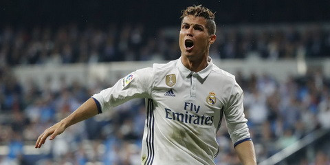 Cris Ronaldo nổi giận với đồng đội: Tờ Diario Gol cho hay, Cris Ronaldo đã nổi cơn lôi đình, chỉ trích đồng đội (Isco, Luka Modric và Marco Asensio) trong phòng thay đồ, sau trận hoà 0-0 trước Atletico và trách các cầu thủ Real Madrid “không tìm thấy anh trên sân”. Cris Ronaldo cho rằng, vì không nhận được trợ giúp cần thiết của các đồng đội nên anh đã thi đấu vật vờ ở La Liga trong thời gian qua. Ảnh: Diario Gol