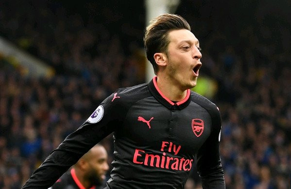 Schalke muốn Ozil về Đức: Theo tin chuyển nhượng bóng đá mới nhất từ chủ tịch Clemens Tonnies của CLB Schalke khi ông bày tỏ ý định muốn chiêu mộ Ozil. Chủ tịch Clemens Tonnies cho biết: "Tôi không thể hình dung được viễn cảnh này. Nếu có cơ hội, chúng tôi luôn nghĩ về khả năng này. Sự trở lại của Ozil sẽ là một câu chuyện đẹp. Tuy nhiên nó sẽ không xảy ra vào mùa Hè tới."