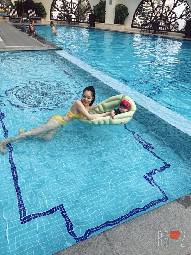 Dương Cẩm Lynh bên cậu con trai nhỏ. Con trai đầu lòng của cô chào đời cuối tháng 10/2016. Trên Facebook cá nhân, nữ diễn viên “Ải mỹ nhân” thường xuyên khoe ảnh gia đình hạnh phúc.