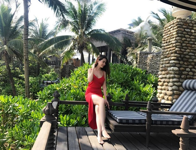 Khi bị tra khảo về chuyện cưới xin với doanh nhân bí mật, cô chỉ cười trừ và nói lảng sang chuyện khác.