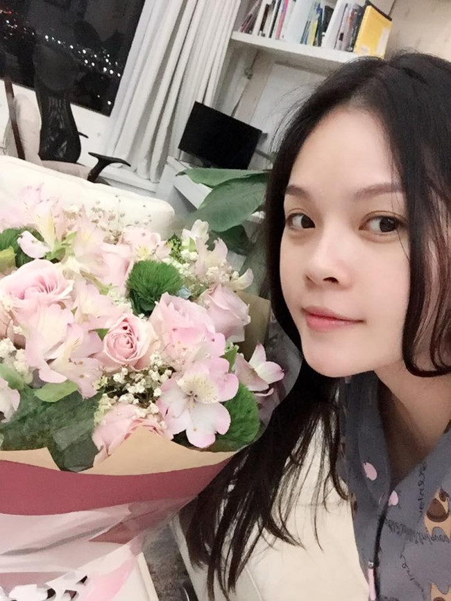 Việc chi một khoản tiền lớn mua hoa tặng bạn gái cũng thay đổi sau khi hai người kết hôn. Anh Khoa cho biết anh dần trở nên tiết kiệm hơn trong việc mua quà. Từ bó hoa 3 triệu chuyển xuống thành 600-700 nghìn, sau là mua hoa về tự bó.