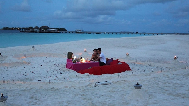 Nữ hoàng sắc đẹp toàn cầu khoe ảnh được bạn trai đại gia cầu hôn lãng mạn tại thiên đường Maldives.
